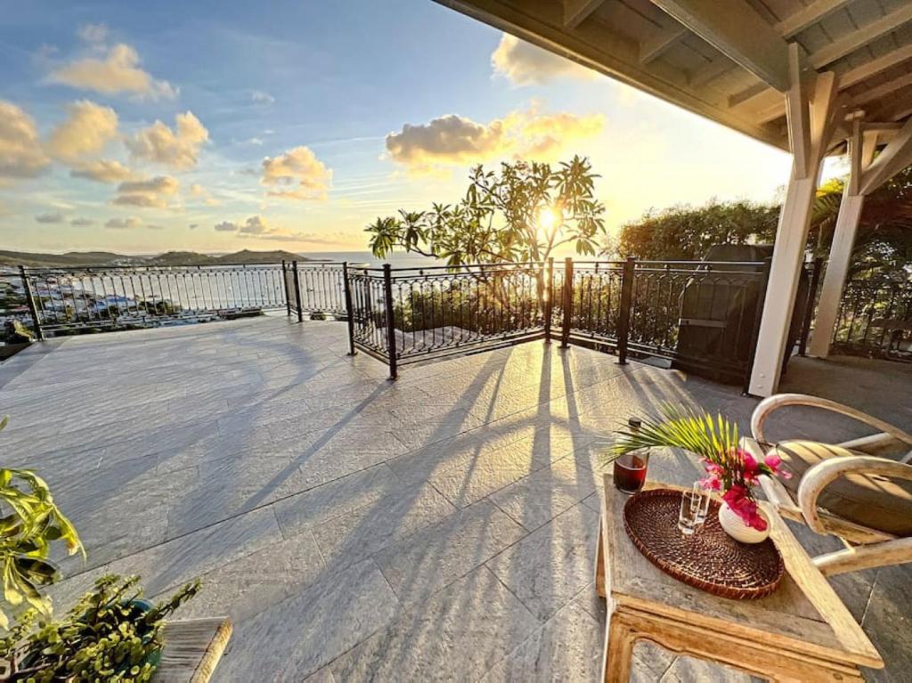 Frangipani Room in shared Villa Diamant, swimming pool, sea view photo 2