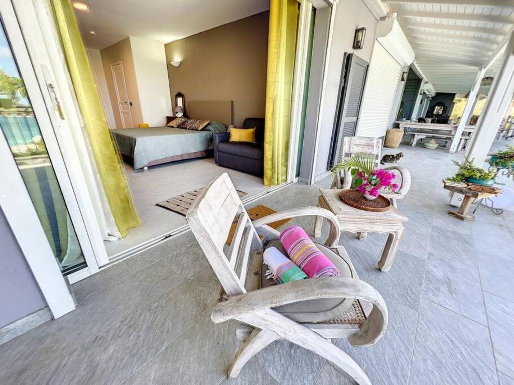 Frangipani Room in shared Villa Diamant, swimming pool, sea view photo 3
