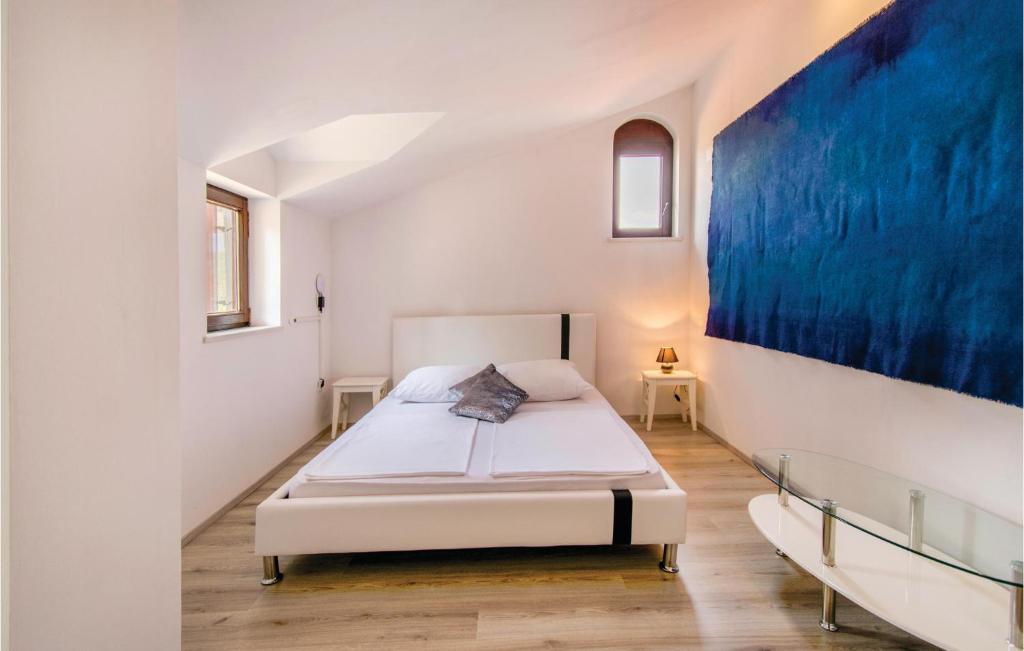 Awesome Apartment In Koper With 2 Bedrooms, Wifi And Outdoor Swimming Pool photo 3