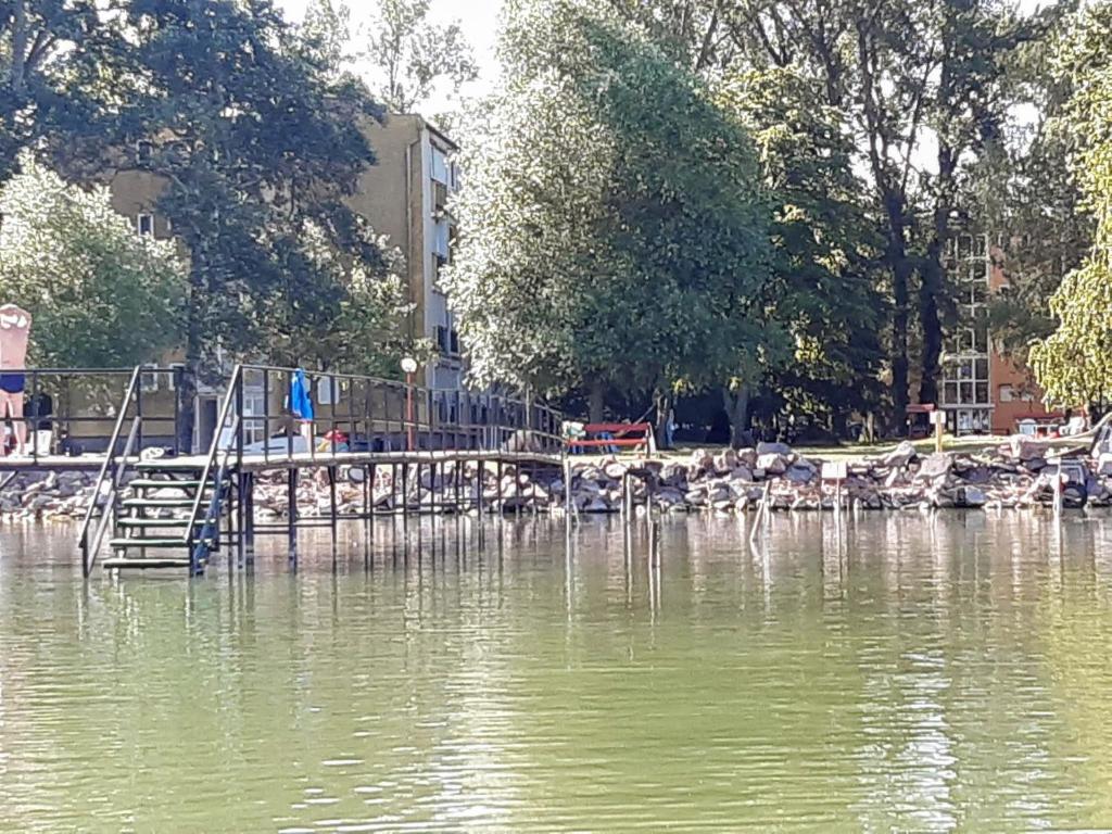 Vízparti gyermekbarát teljesen felújított Apartman, őrzött, saját strand, parkoló, étterem photo 4