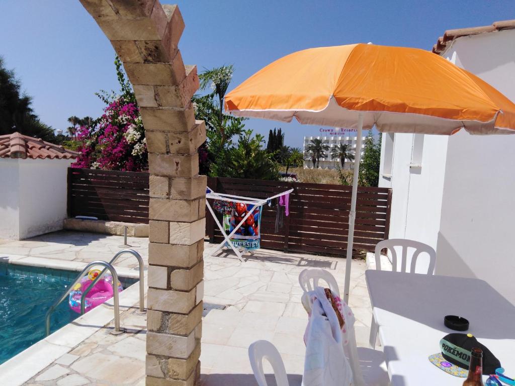 Lovely six bedroom villa in coral bay , car not essential photo 2