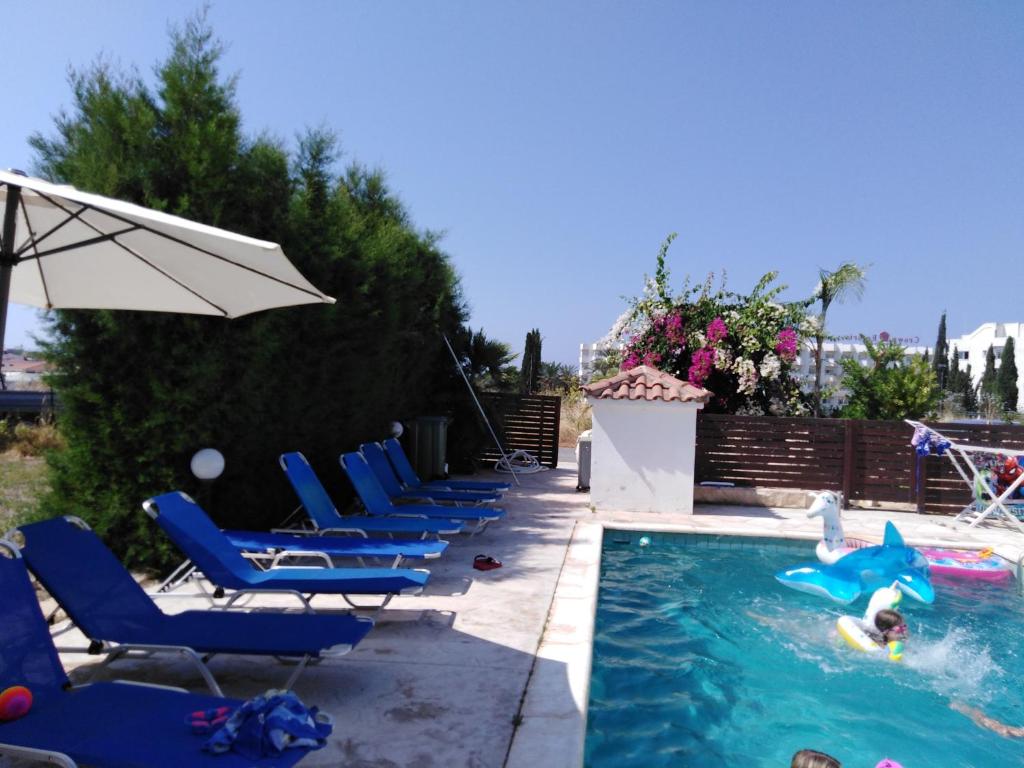 Lovely six bedroom villa in coral bay , car not essential photo 3