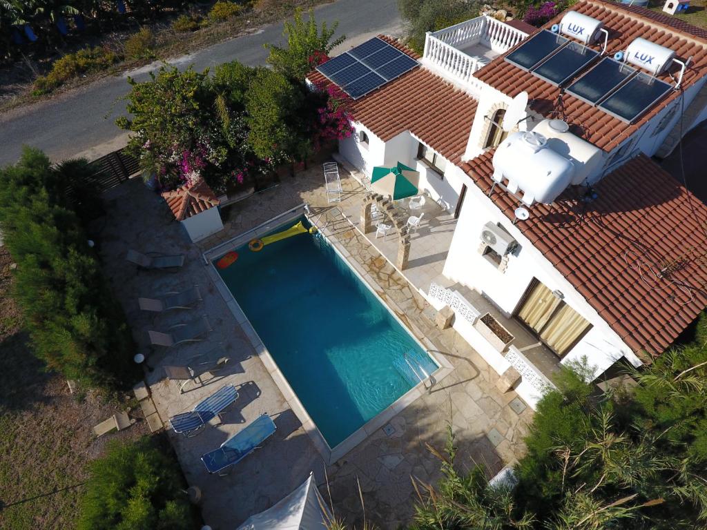 Lovely six bedroom villa in coral bay , car not essential