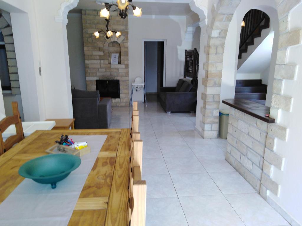 Lovely six bedroom villa in coral bay , car not essential photo 1