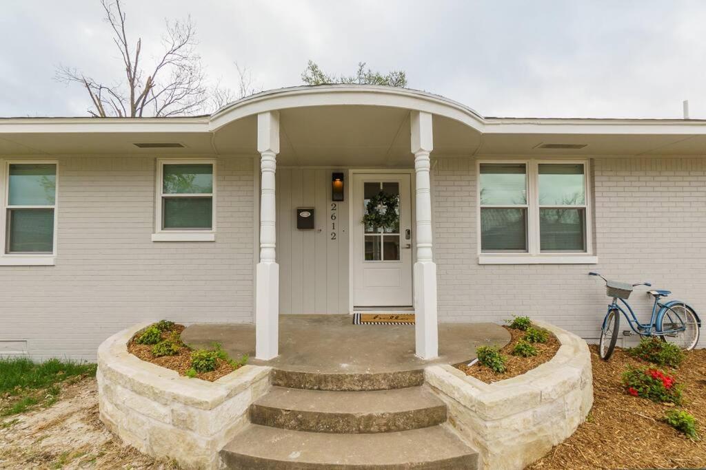 3 BR Newly Remodeled Home With Farm Style Decor photo 2
