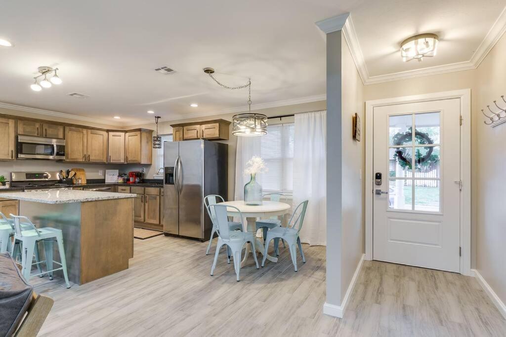 3 BR Newly Remodeled Home With Farm Style Decor photo 3