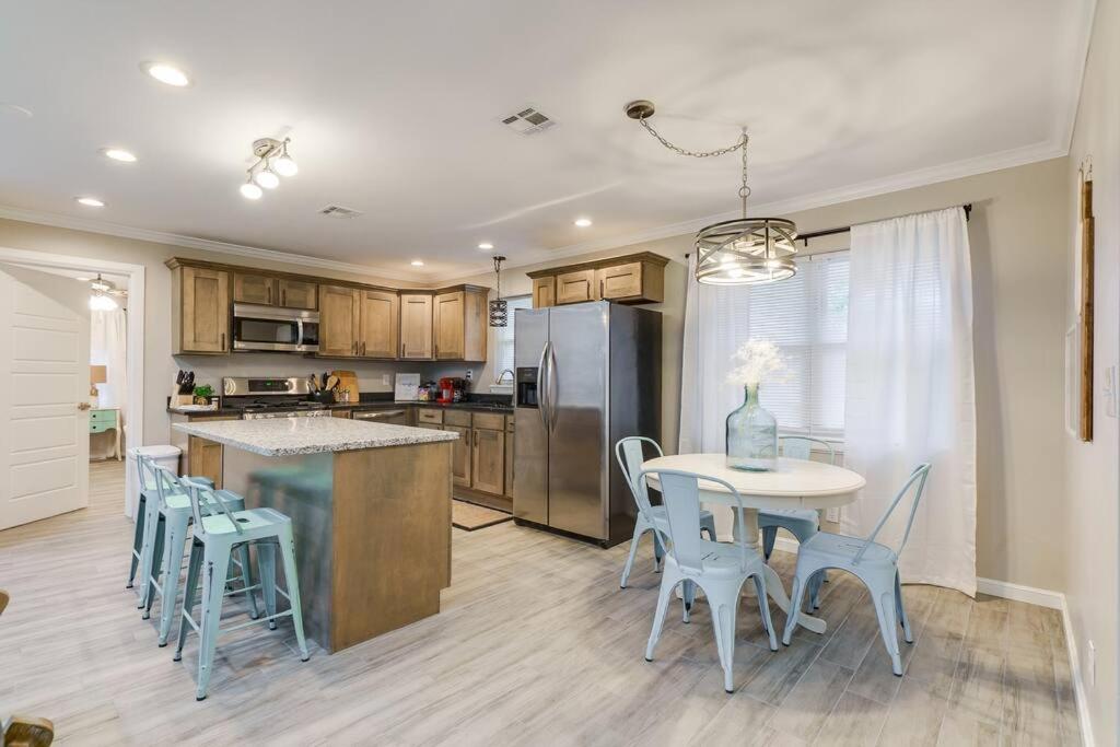 3 BR Newly Remodeled Home With Farm Style Decor photo 4