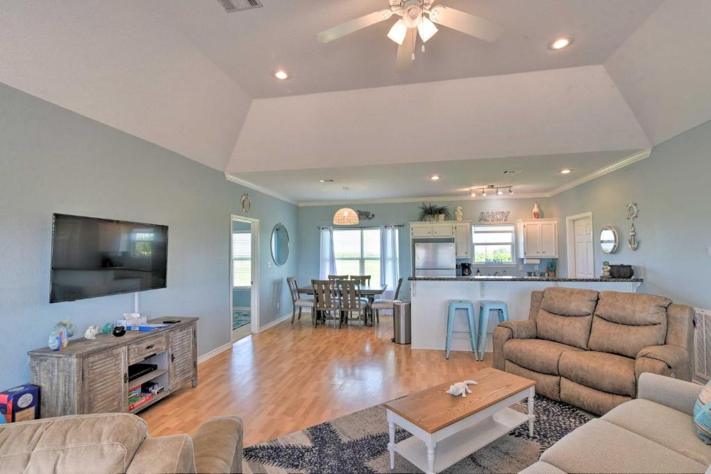 Bright Crystal Beach House, Walk to Coast! photo 1