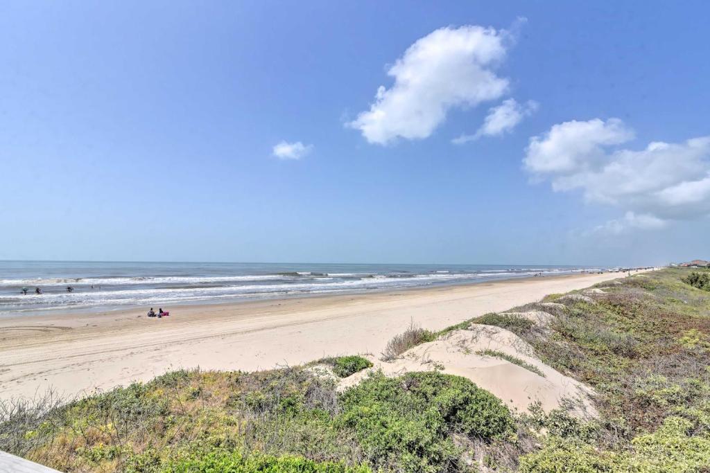 Bright Crystal Beach House, Walk to Coast! photo 2