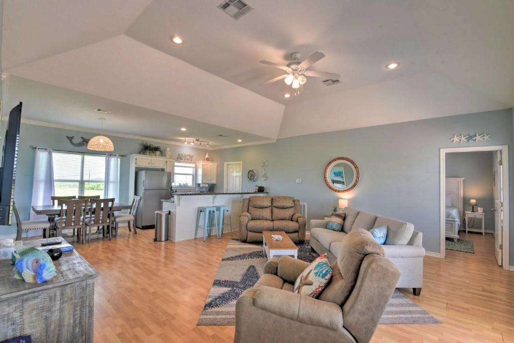 Bright Crystal Beach House, Walk to Coast! photo 3