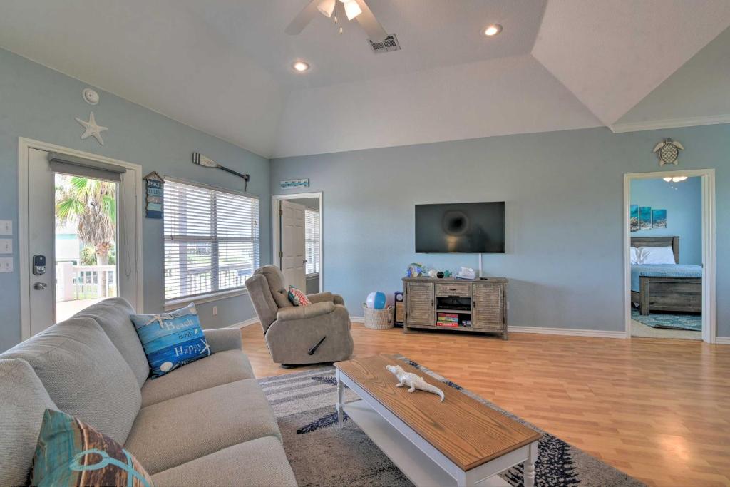 Bright Crystal Beach House, Walk to Coast! photo 4
