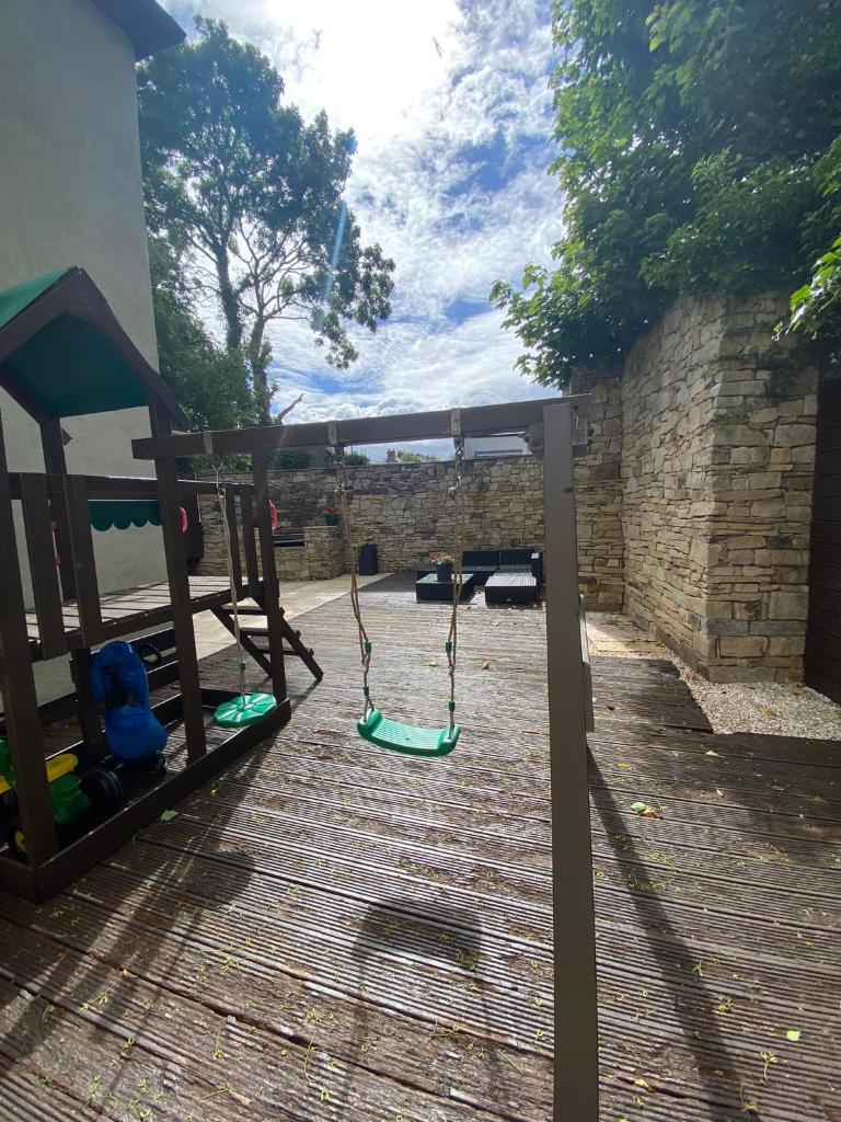 Town villa with charming garden, bbq area & Sleeps 6 photo 4