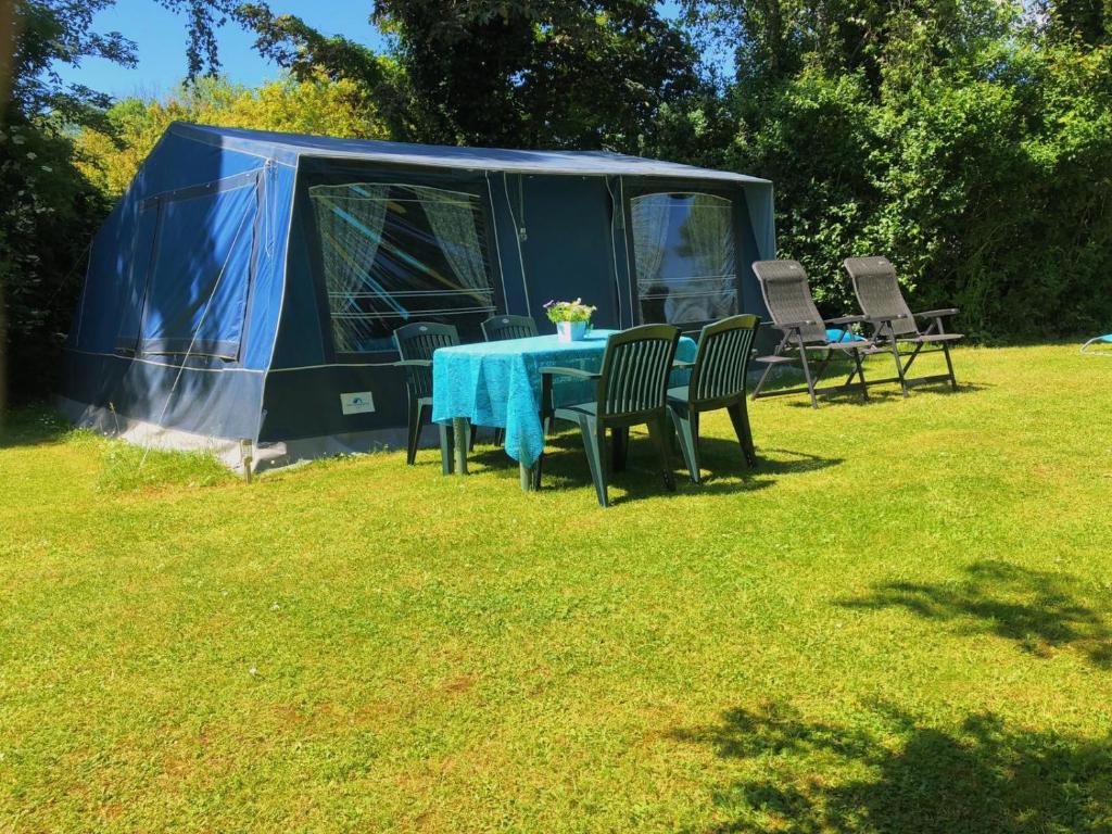 4 persoons ingerichte tent op kleine camping