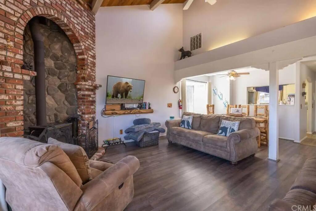 The Winding Cabin-HOT TUB!GAME ROOM! MOUNTAINSIDE! photo 1