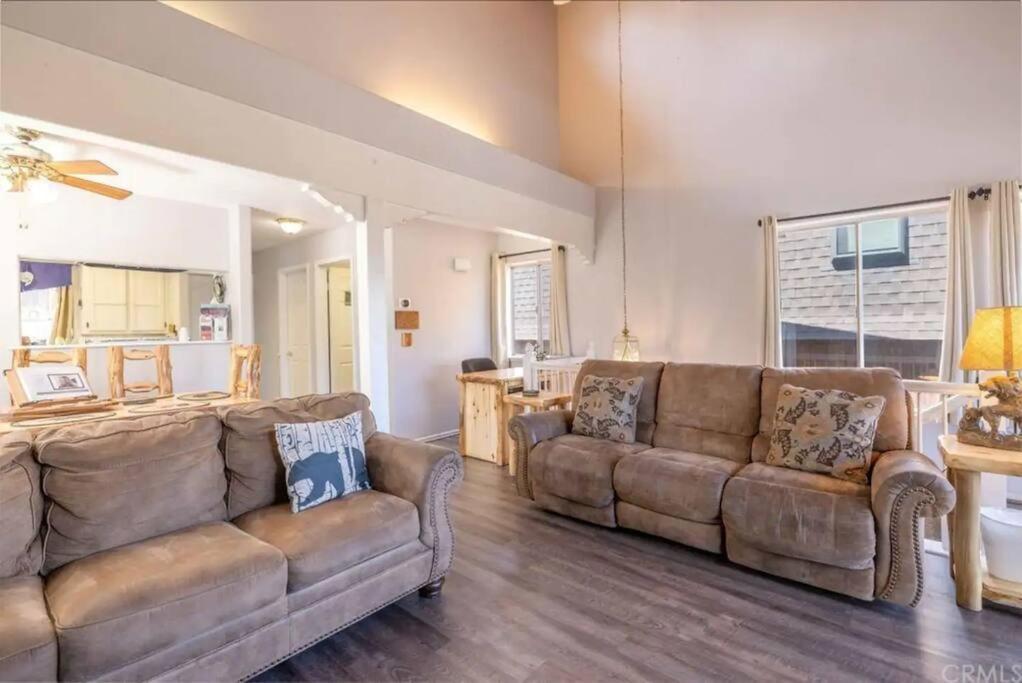 The Winding Cabin-HOT TUB!GAME ROOM! MOUNTAINSIDE! photo 3