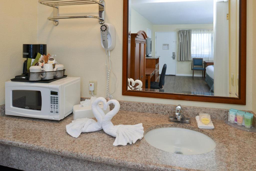 Edgewater Inn And Suites - Tap to explore photos