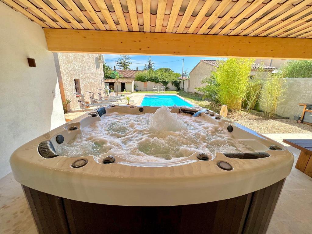 Studio avec jacuzzi et piscine photo 3
