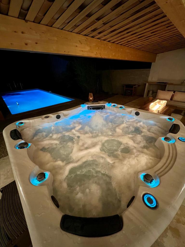 Studio avec jacuzzi et piscine, Var