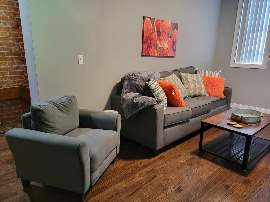 Spacious Industrial split level with a Balcony photo 3