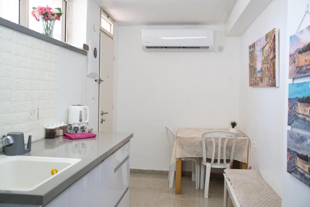 oded Inviting housing