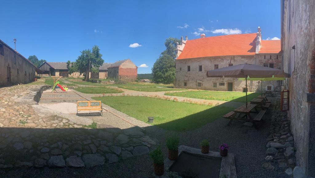 Zámek Mokrosuky photo 2