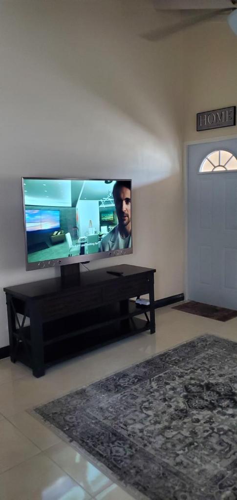 Hillside Sunrise, 2 Bed 2 Bath in Gated Community, close to beach, food, clubs & shopping Free Parking, Free Wi-Fi photo 4