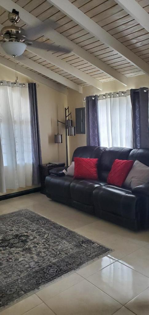 Hillside Sunrise, 2 Bed 2 Bath in Gated Community, close to beach, food, clubs & shopping Free Parking, Free Wi-Fi photo 2