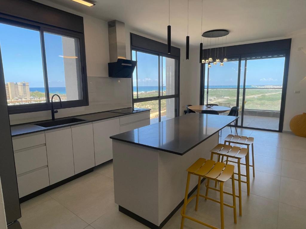 #דירת יוקרה על הים Seabreeze Beach Apartment# photo 2