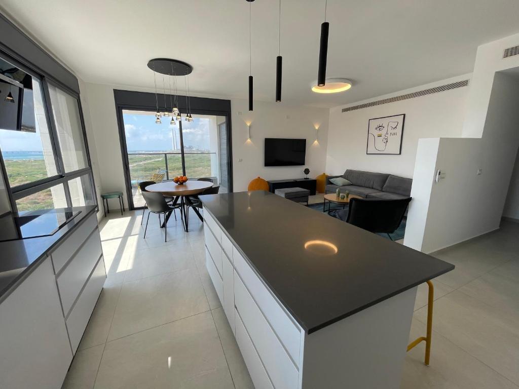#דירת יוקרה על הים Sunset Beach Apartment# photo 2
