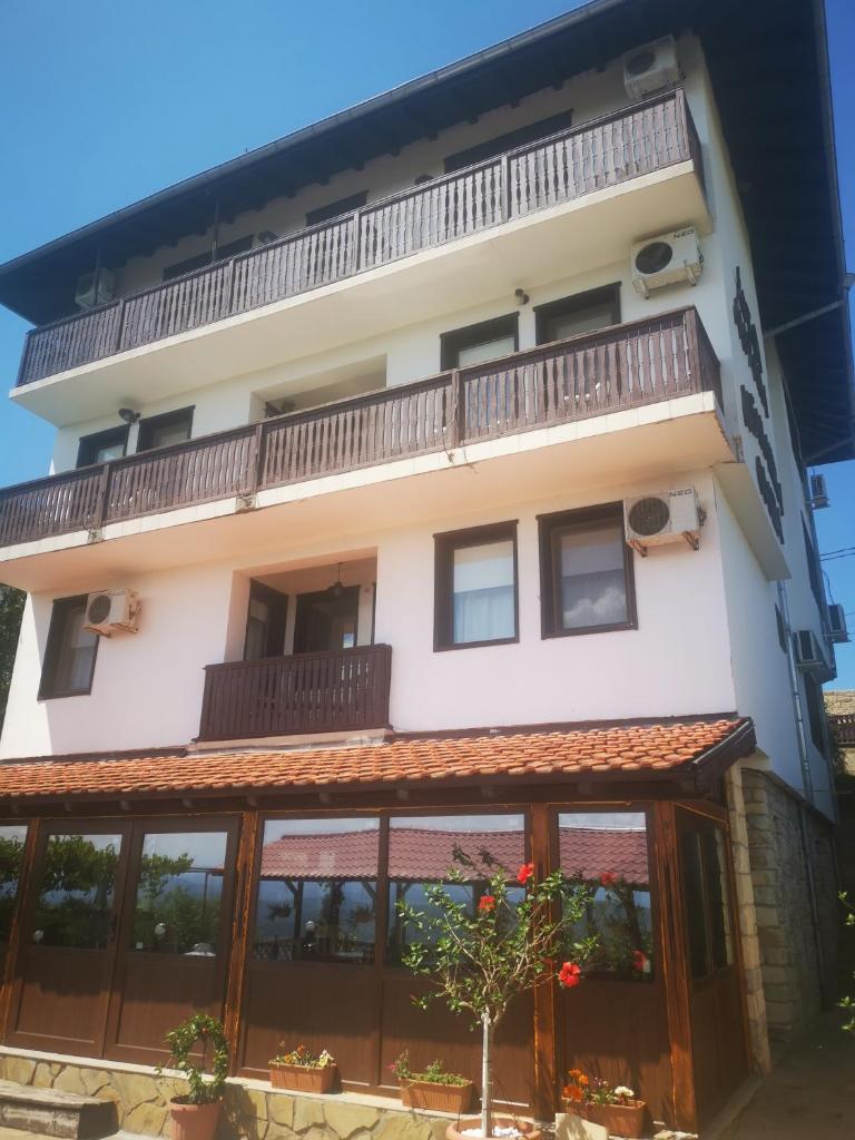 Family Hotel Arbanashka Sreshta photo 2
