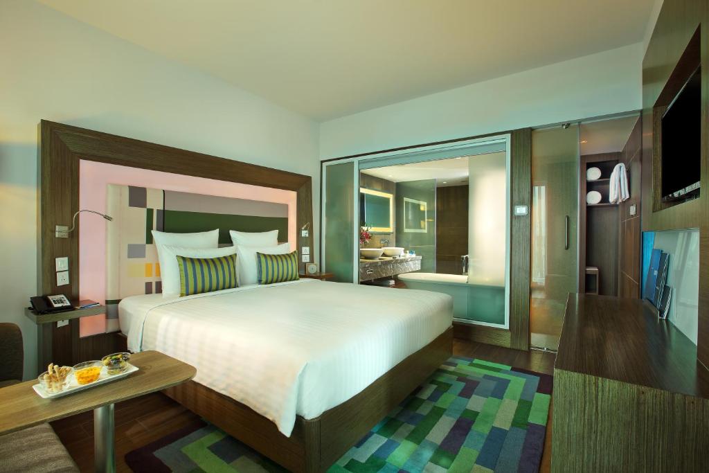 Двухместный (Lush Green View Higher Floor Room - Dinner - 2 Drinks Included), Novotel Chennai Sipcot - An AccorHotels Brand