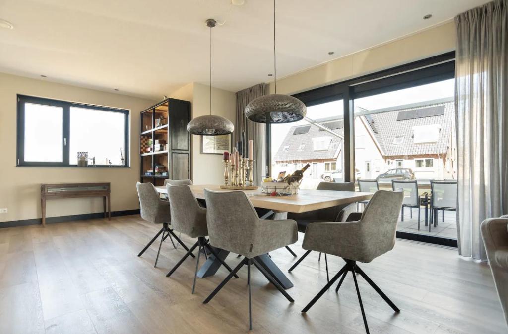 New high end waterfront family villa photo 3