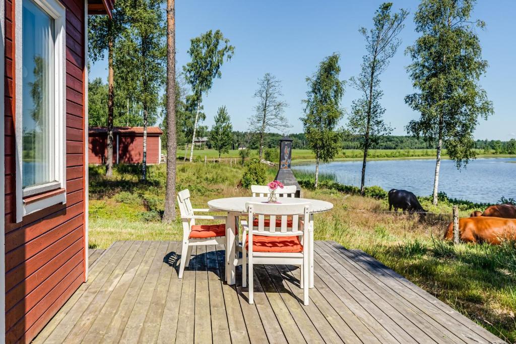 Holiday home with terrace and lake views photo 2