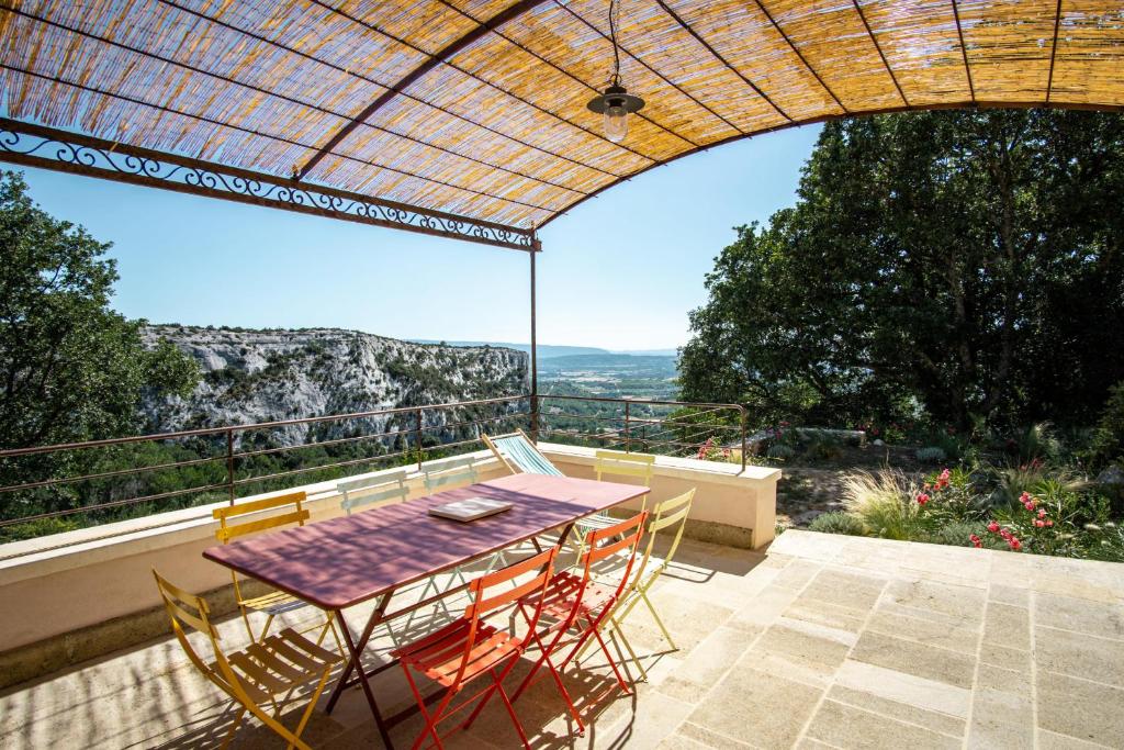 Lioux - Magnifique propriété avec vues panoramiques sur le Luberon photo 3