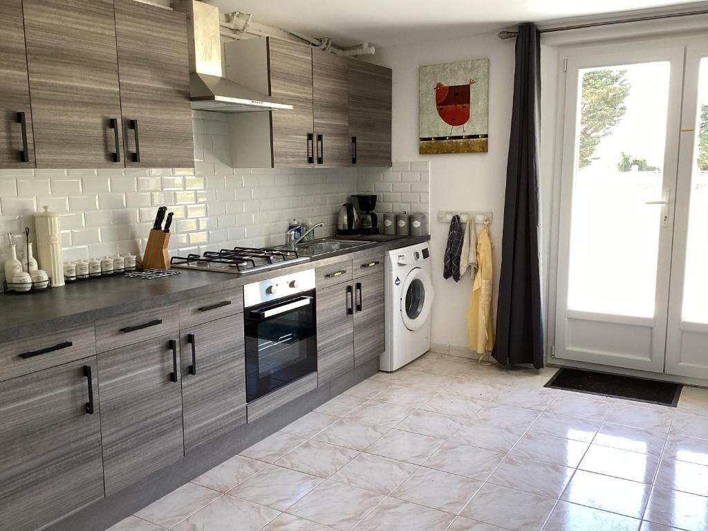 2 bedroom ground floor modern apartment 4km beach photo 2