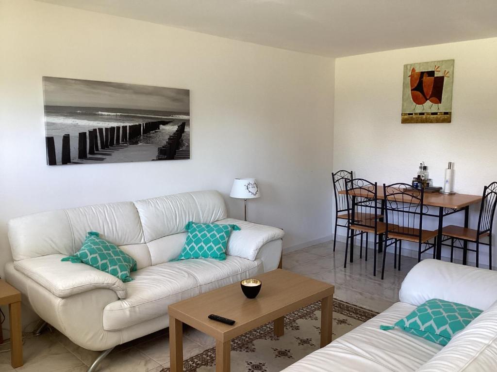 2 bedroom ground floor modern apartment 4km beach photo 4