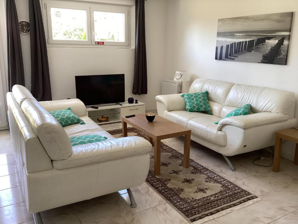 2 bedroom ground floor modern apartment 4km beach photo 1