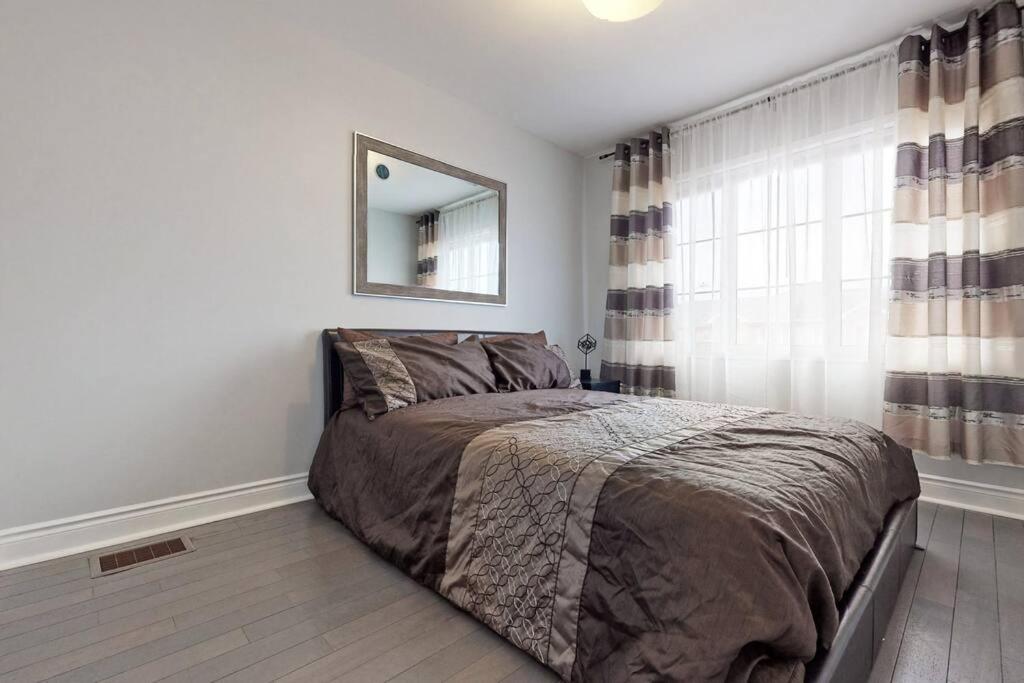 Cozy 3 bedroom townhouse near Canada's Wonderland! photo 2