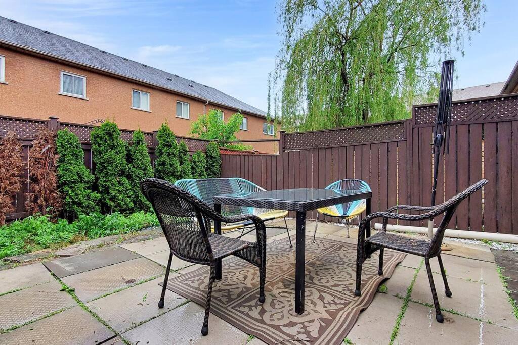 Cozy 3 bedroom townhouse near Canada's Wonderland! photo 4