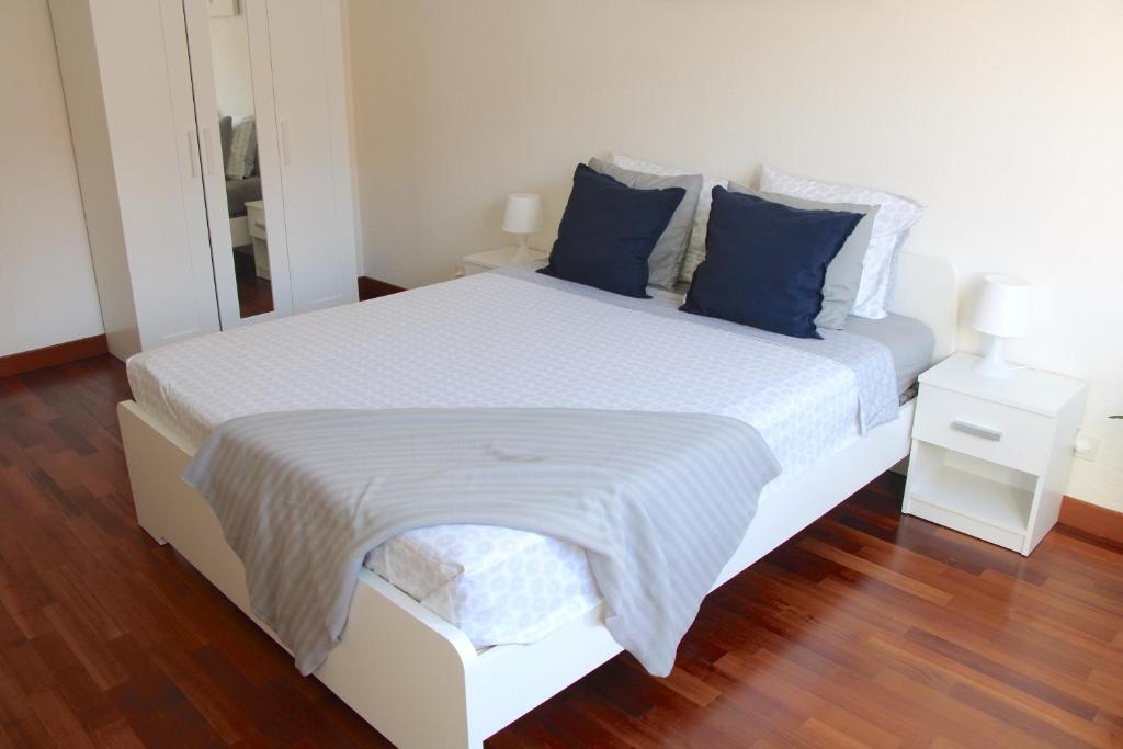 Cozy apartment with Free Parking & close to Lake photo 3