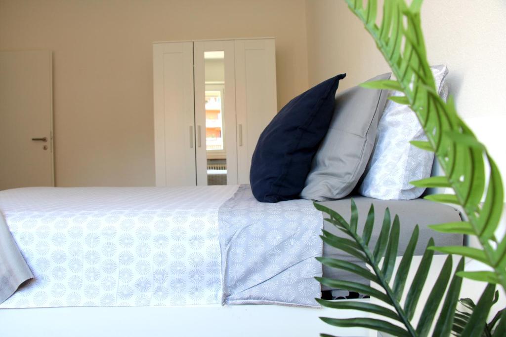 Cozy apartment with Free Parking & close to Lake photo 1
