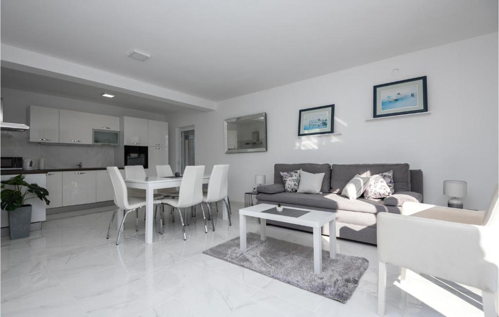 Beautiful Home In Vinjani Gornji With 4 Bedrooms, Wifi And Heated Swimming Pool photo 2
