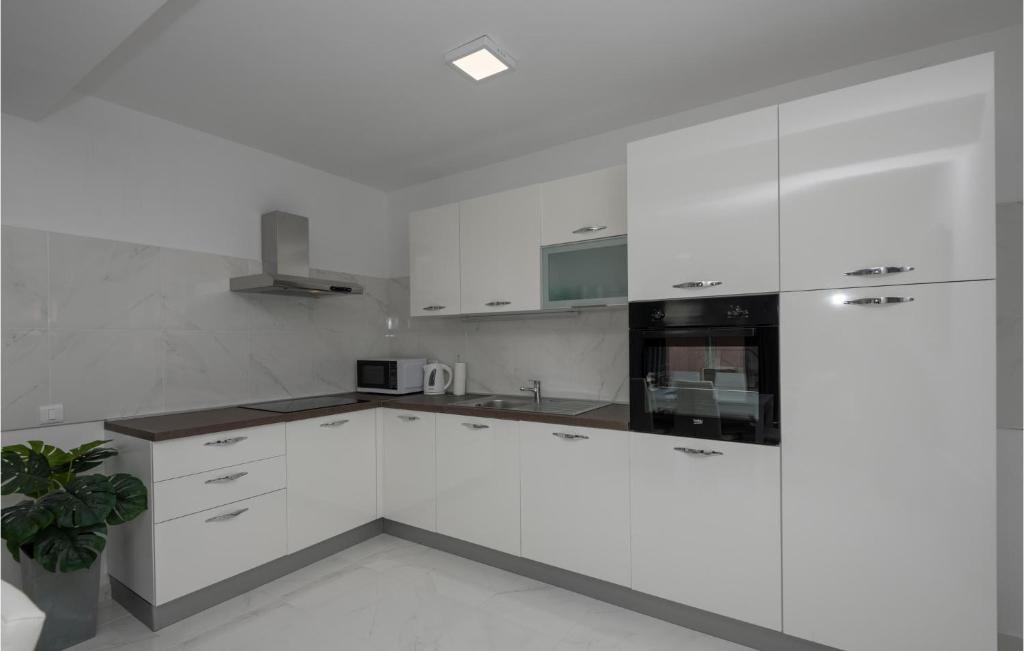 Beautiful Home In Vinjani Gornji With 4 Bedrooms, Wifi And Heated Swimming Pool photo 4