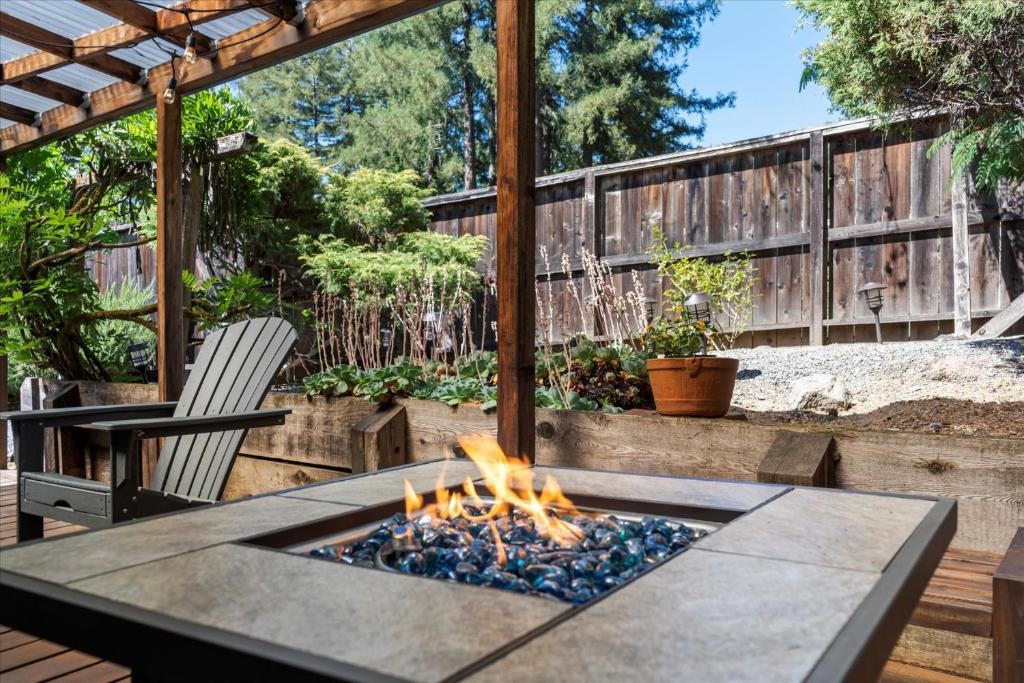 Guerneville Escape Redwoods Deck BBQ Fire table photo 2