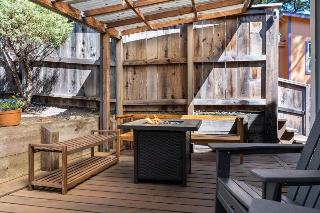Guerneville Escape Redwoods Deck BBQ Fire table photo 1