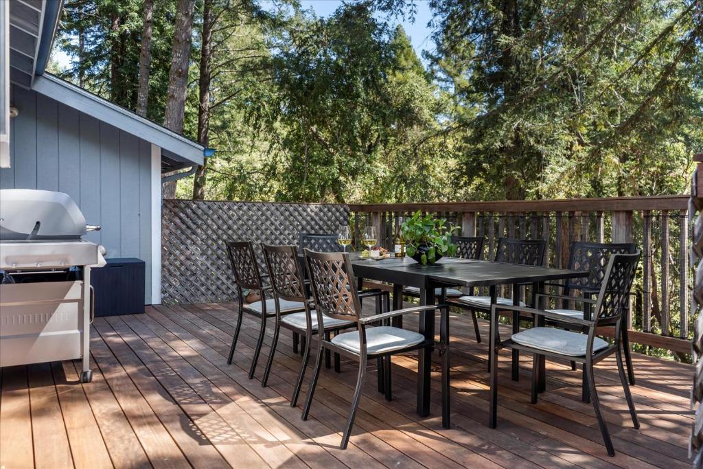 Guerneville Escape Redwoods Deck BBQ Fire table photo 4