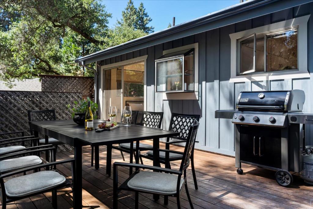 Guerneville Escape Redwoods Deck BBQ Fire table photo 3