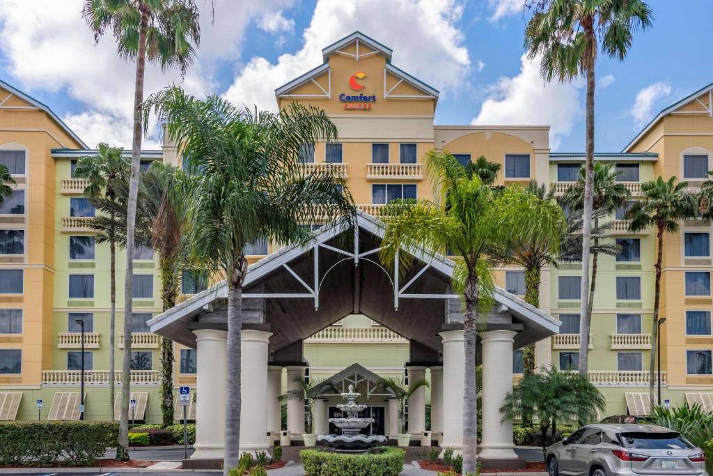 Comfort Suites Maingate East image