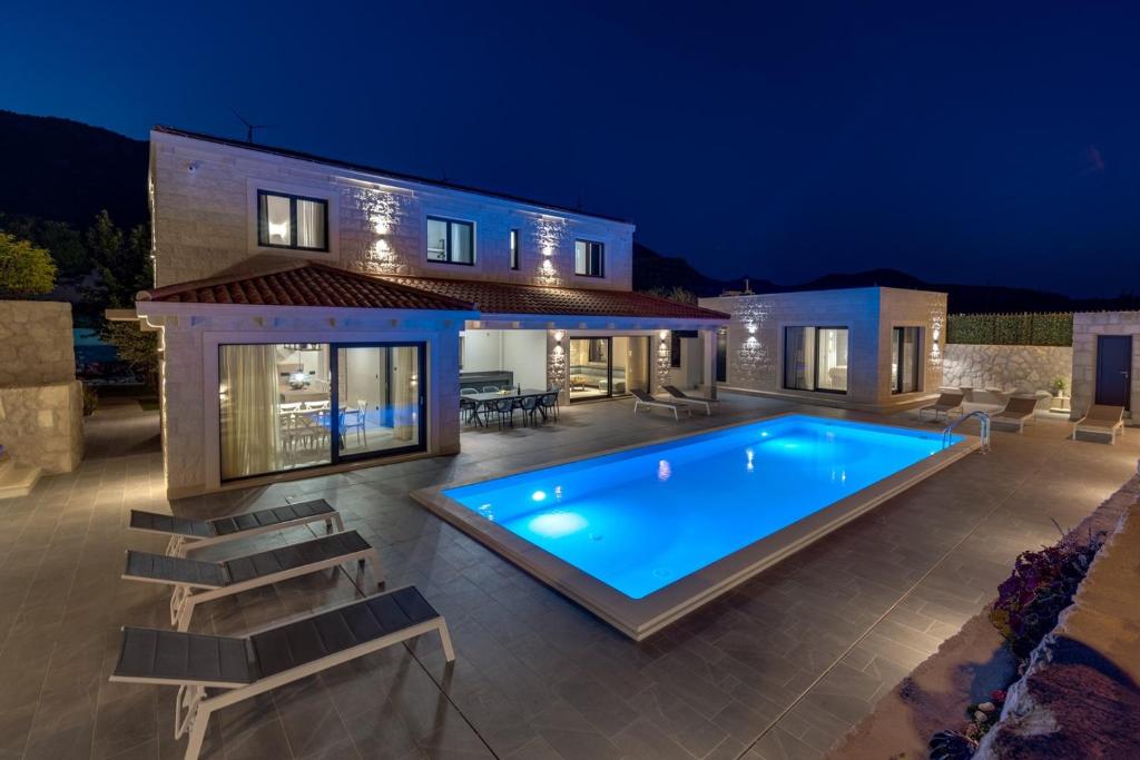 NEW! Stylish Villa Neven with 44sqm heated private pool, 4 en-suite bedrooms, 2 living and dining areas, wine cellar