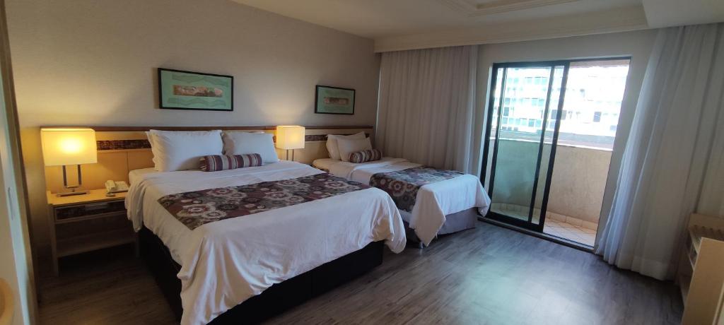 FLAT DE ALTO PADRÃO - ENORME - CENTRO DA CIDADE - 2 Camas - 1 Queen e 1 Solteiro - Arrumação Diária Gratuita - Excelente Atendimento - VARANDA - COZINHA
